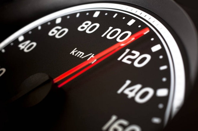 Un tânăr fără permis a fost prins gonind prin localitate cu peste 100 km/h