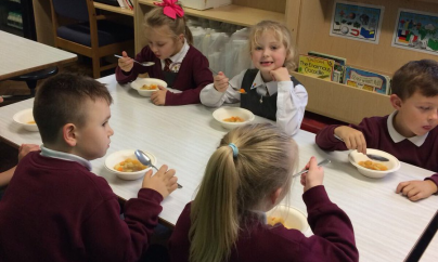 O masă caldă de 5,88 lei pentru elevii școlii din Bicaz,  la jumătate de preț față de cea a unui deținut