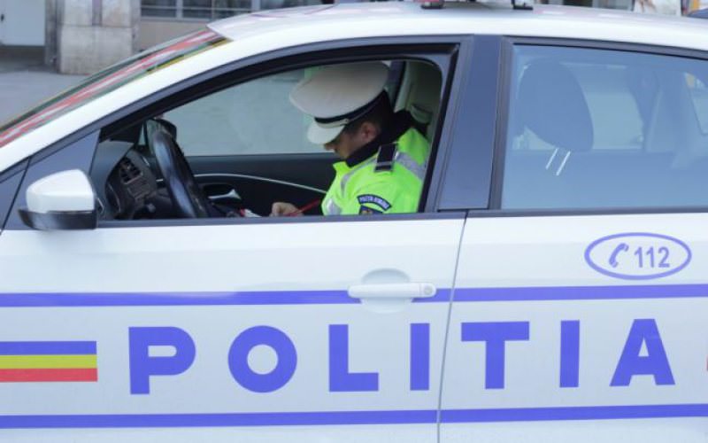 A încercat să se ascundă de polițiști, deoarece conducea fără permis și cu ITP-ul expirat