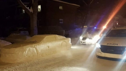 Polițiști care au amendat  o mașină de jucărie