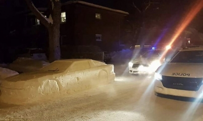 Polițiști care au amendat  o mașină de jucărie