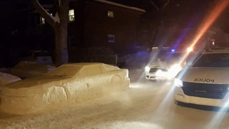 Polițiști care au amendat  o mașină de jucărie