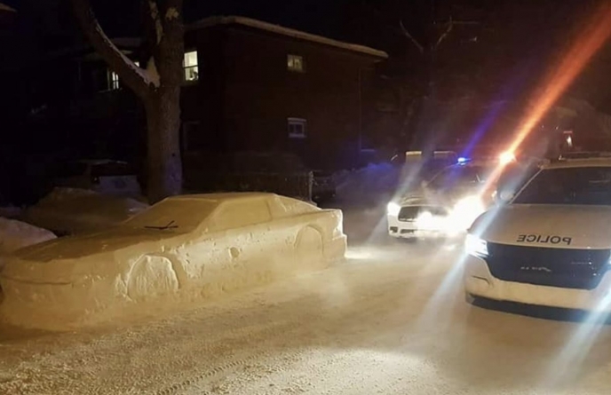 Polițiști care au amendat  o mașină de jucărie