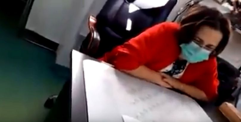 Șocant. Un medic umilește o femeie, neștiind că e filmat cu camera ascunsă (VIDEO)