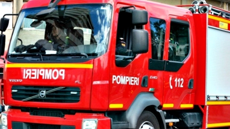 Cinci incendii în ultimele 24 de ore: s-au aprins acoperișuri și mobilier, dar și un utilaj de deszăpezire