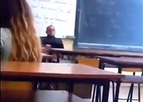 Un preot, dascăl de religie, filmat de o elevă cum se masturba în clasă (VIDEO)