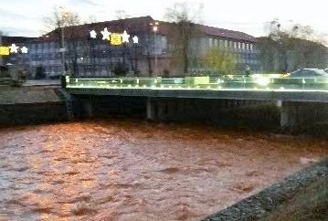 Prefectura zice că apa Săsarului e doar colorată, nu și poluată. De 3-5 ori pe an