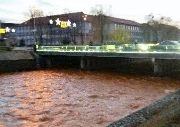 Prefectura zice că apa Săsarului e doar colorată, nu și poluată. De 3-5 ori pe an