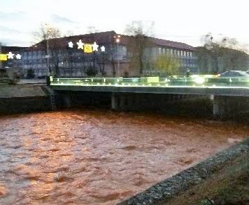 Prefectura zice că apa Săsarului e doar colorată, nu și poluată. De 3-5 ori pe an