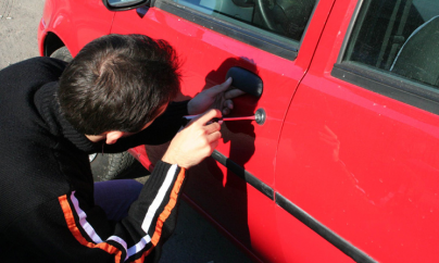 Șase mașini și un apartament sparte într-o singură noapte pe aceeași stradă