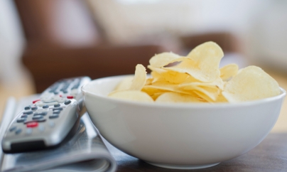 Reclama TV îi poate îngrășa pe adolescenți