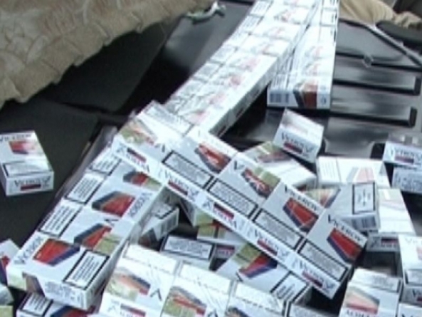 Și-a abandonat  mașina cu tot cu țigările de contrabandă