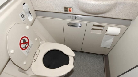 Un avion cu 84 de instalatori la bord s-a întors din drum fiindcă avea toaletele defecte