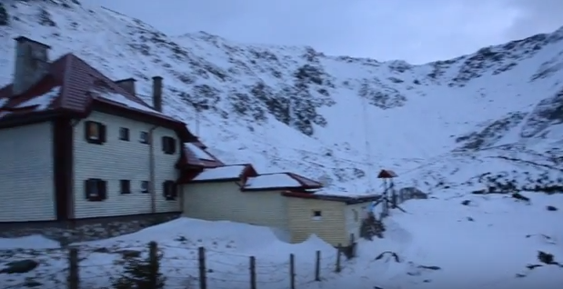 Ger de crapă pietrele la Vârful Iezer