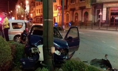 Doi răniți după ce o mașină s-a lovit de un podeț și de un stâlp