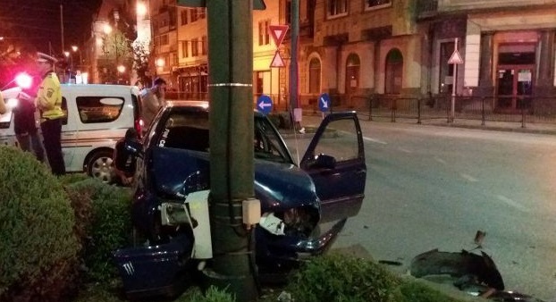 Doi răniți după ce o mașină s-a lovit de un podeț și de un stâlp