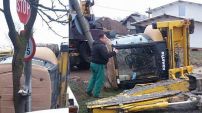 Un buldoexcavator a fost lovit de tren în satul Săsar