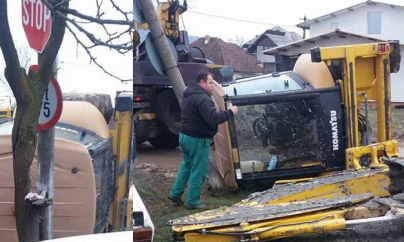 Un buldoexcavator a fost lovit de tren în satul Săsar
