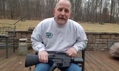 Clipul cu un american care își distruge pușca a devenit viral pe net (VIDEO)