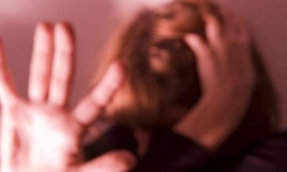 O femeie și cei doi fii ai săi, luați la bătaie de un consătean