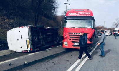 A vrut să depășească o mașină și s-a lovit de două