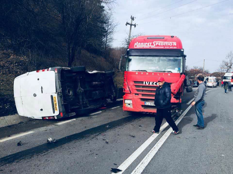 A vrut să depășească o mașină și s-a lovit de două