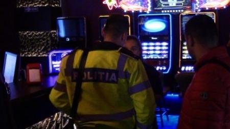Sălile şi incintele de exploatare a jocurilor de noroc au fost luate cu asalt de poliţişti