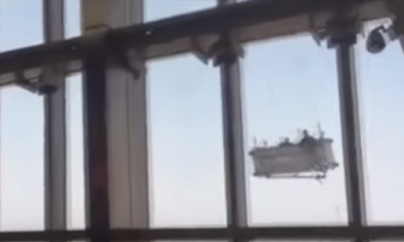 Pe un spălător de geamuri l-a prins o vântoasă la înălțime și l-a învârtit de l-a zăpăcit (VIDEO)