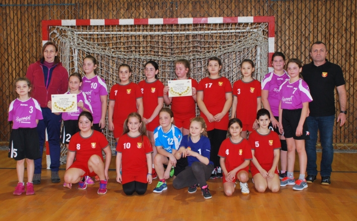 Cele mai mici handbaliste și-au disputat titlul de campioane județene la minihandbal