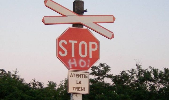 La o zi după ce un tren a lovit un buldoexcavator, un alt tren a lovit o mașină