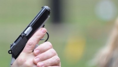 Scandalagii reținuți după ce au dat cu pietre în polițiști, iar aceștia au ripostat cu focuri de avertisment