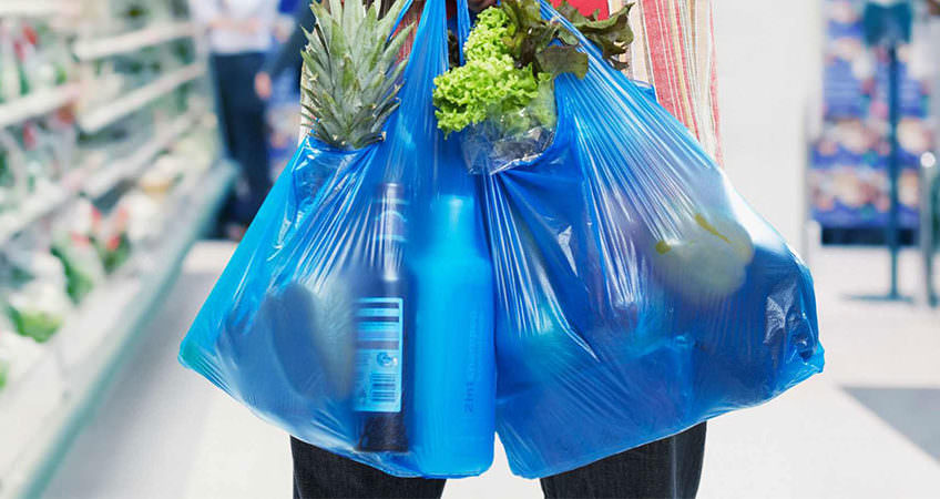 De când ar urma să se interzică vânzarea pungilor din plastic