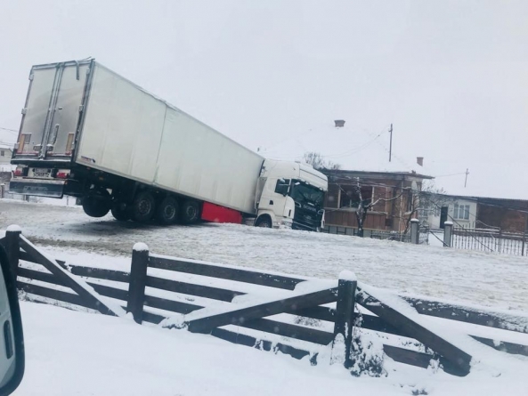 Blocaj temporar la Buciumi, generat de un tir care a ajuns în șanț