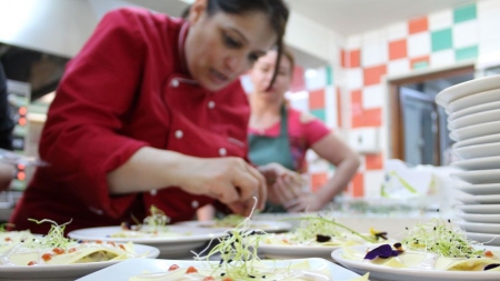 Primăvara a fost adusă în bucătăria restaurantului social ASSOC de învățăceii și profesorii unei școli culinare din Italia