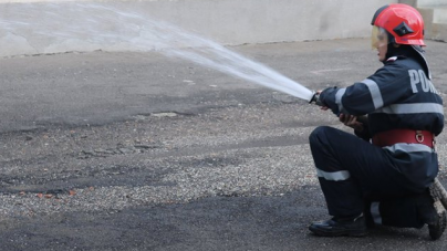 Pompierii au descarcerat doi oameni, au salvat un câine și au stins trei incendii