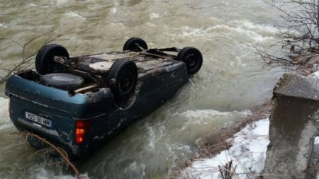 Soț și soție s-au răsturnat cu mașina în râul rece ca gheața