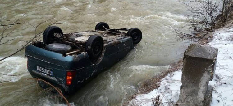 Soț și soție s-au răsturnat cu mașina în râul rece ca gheața