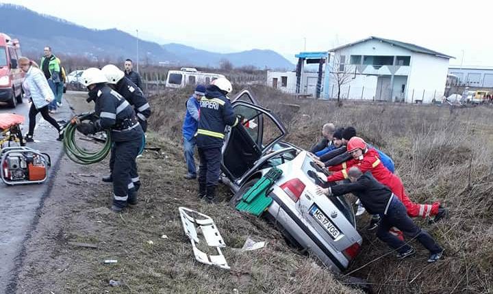 Accident cu doi răniți și o mașină răsturnată în șanț