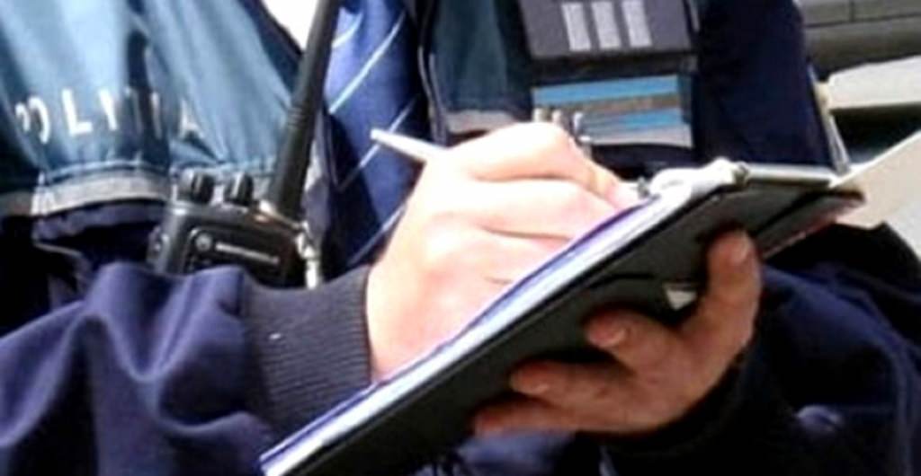 Ordin de protecție provizoriu pe numele unei tinere care și-a vărsat nervii pe o portieră și pe ușa unui apartament