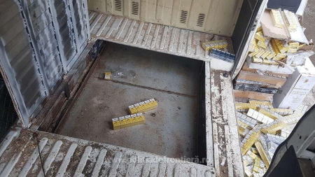Prins cu țigări de contrabandă ascunse în podeaua dublă a mașinii