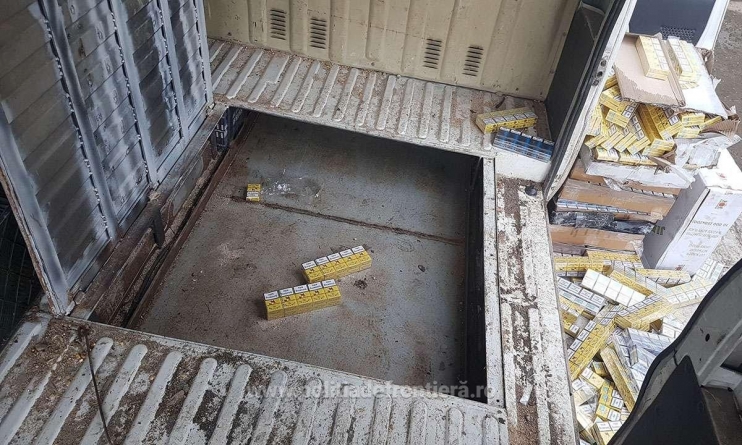 Prins cu țigări de contrabandă ascunse în podeaua dublă a mașinii