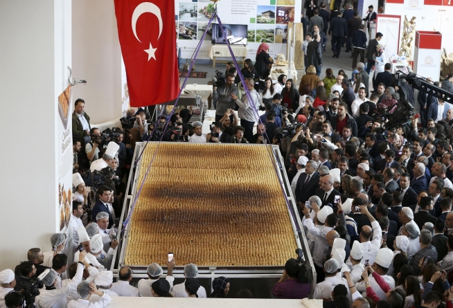 Au făcut-o lată. Și lungă. Cât a durat prepararea unei cogeamite baclavale de peste o jumătate de tonă (VIDEO)