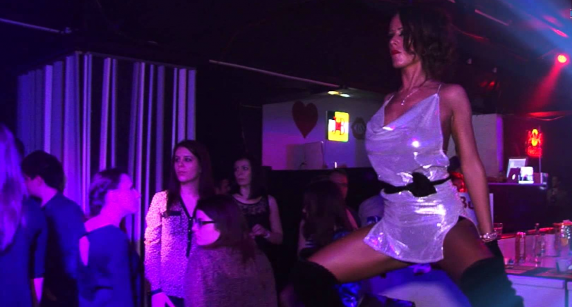 Polițiști care frecventează cluburile de noapte