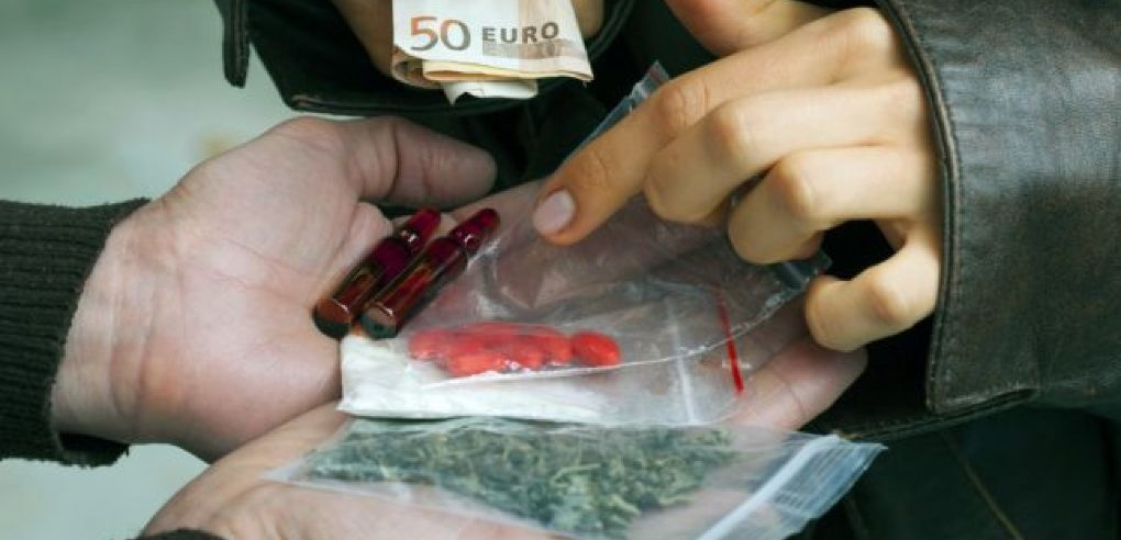 Tânăr băimărean reținut pentru trafic de droguri de risc în formă continuată