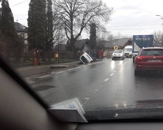 Două mașini au ajuns în șanț