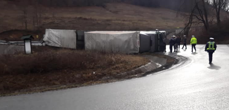 TIR răsturnat pe Mesteacăn