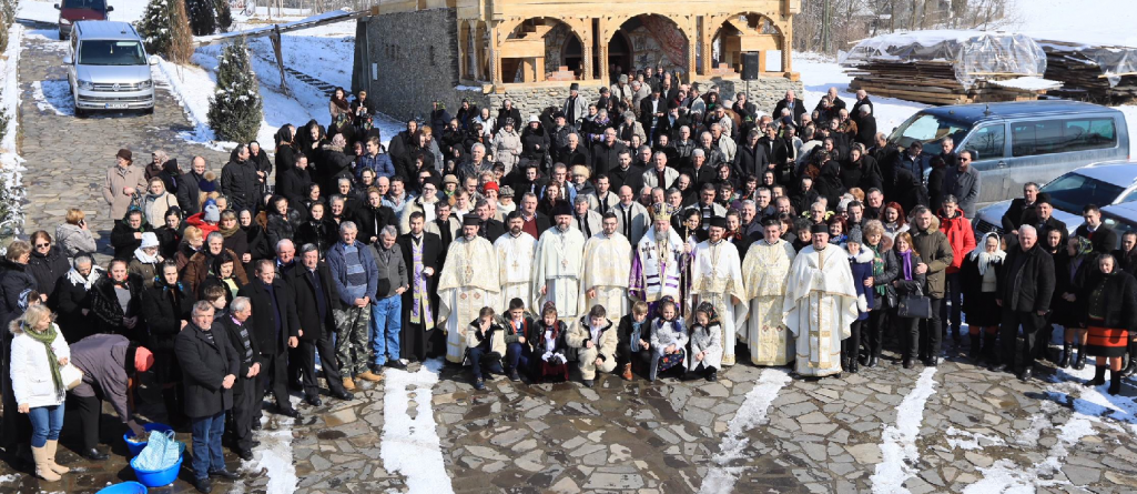 În  Parohia Rozavlea Şesu Mănăstirii a fost instalat un nou preot