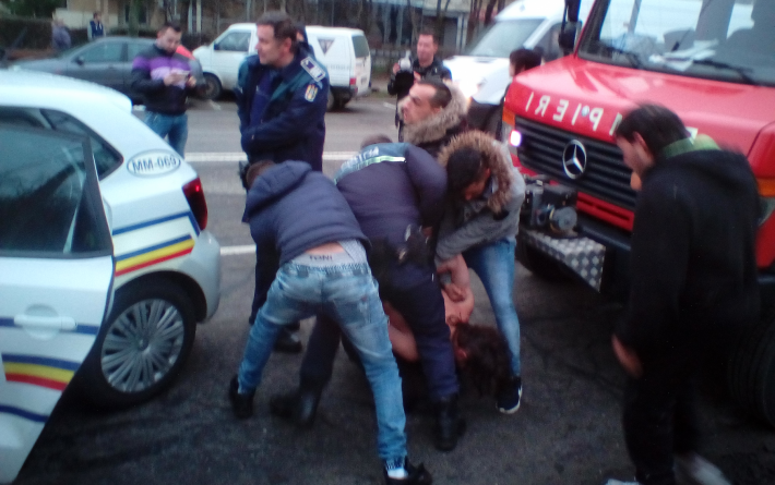 INCREDIBIL. Un bărbat aruncat în Săsar,  scos în stop cardio-respirator, o femeie desculță care-i smulge tuburile de la aparatul de oxigen și alt bărbat care se dezbracă de tot în public (GALERIE FOTO)