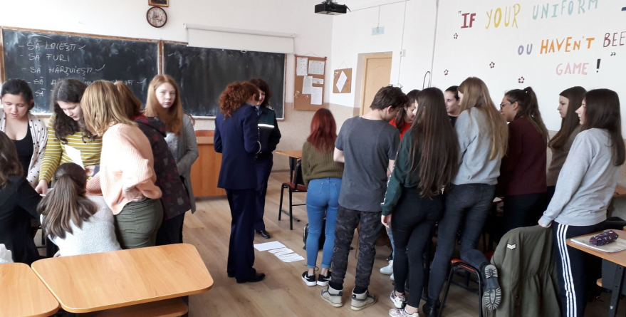 Lecții despre violență și consum de droguri, predate de polițiști