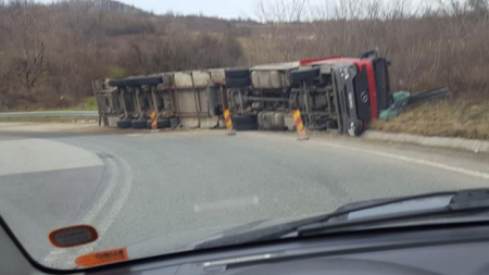 Pe Mesteacăn, cad tirurile precum popicele